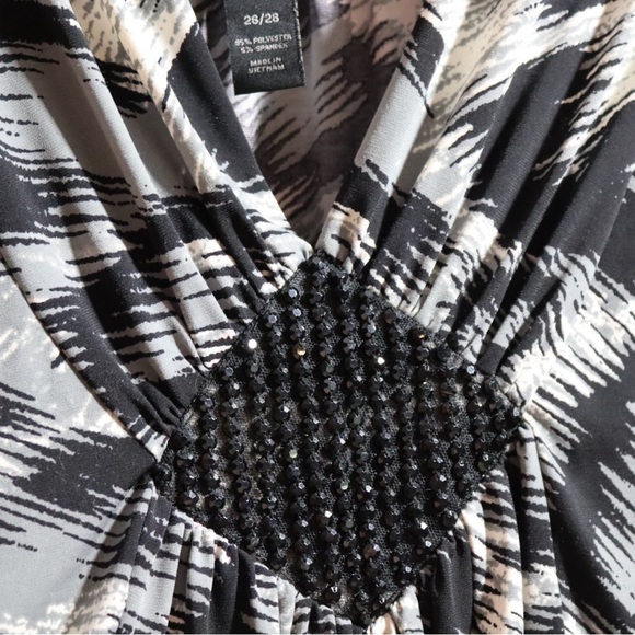 Lane Bryant, black and white/grey tops with diamond area of sparkles, size 26/28 - Picture 2 of 7